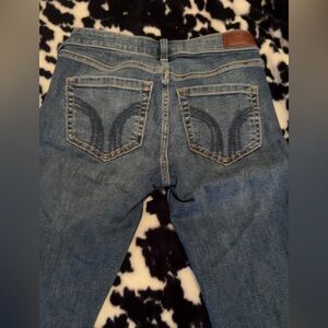 Women’s Hollister low-rise boot cut soft stretch
W27L
4L